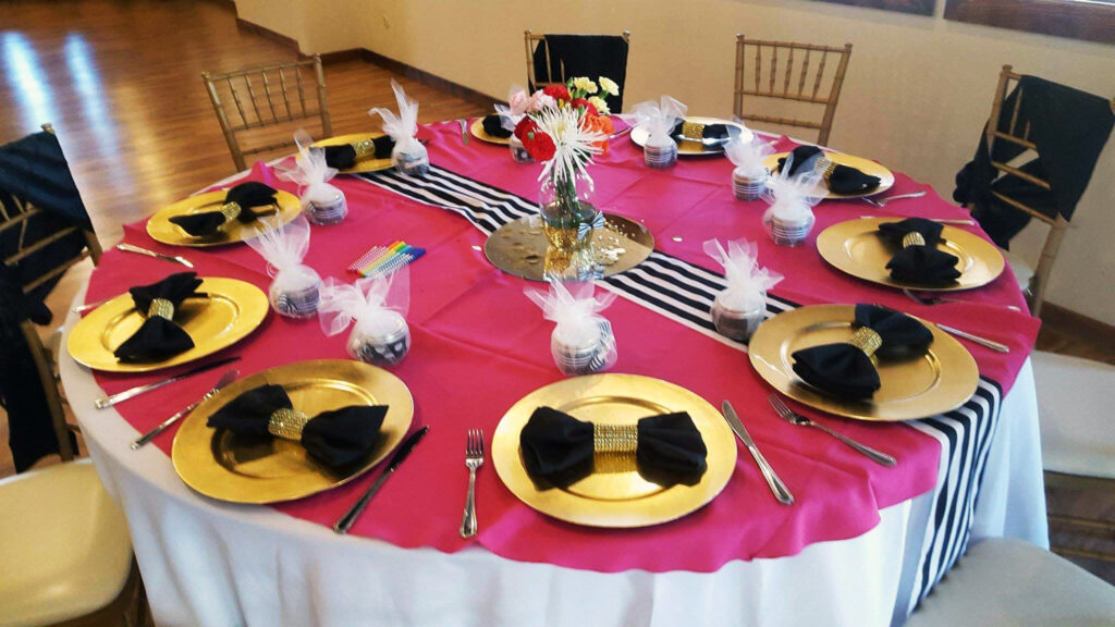 Table decorated with black, gold and pink details